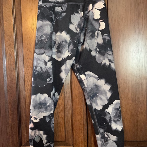 Active Old Navy size 8 leggings. Gently worn. X openings down by the ankle. - Picture 2 of 4